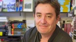 IU apuesta por el poeta Luis García Montero para la Comunidad de