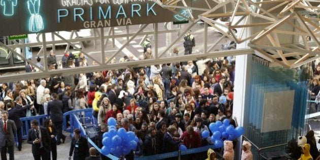 Un grupo de jóvenes irrumpe en Primark y arde Twitter: