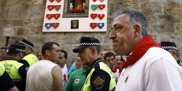 El alcalde de Pamplona Joseba Asirón y el Jefe de la Policía Municipal realizan el recorrido a pie del encierro antes de comenzar el primero de estos Sanfermines 2017 que han protagonizado los toros de Cebada Gago. EFE