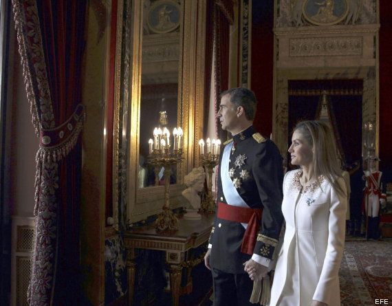 Caricia de Letizia a Felipe VI: momentazos de cariño de los nuevos reyes (VÍDEOS,