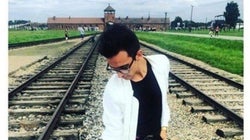 Le llueven críticas por ir a Auschwitz y hacerse fotos