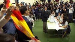 Miembros de VOX se plantan ante Mas con banderas