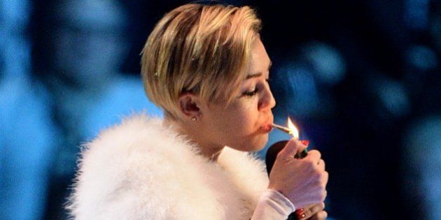 Miley Cyrus se fuma un porro en el escenario en los MTV EMA 2013 (VÍDEO,