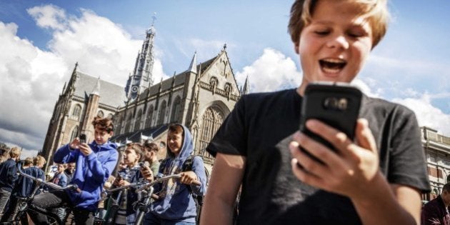 La fiebre del juego 'Pokemon GO', las calles de París desde los cielos y otras fotos de este