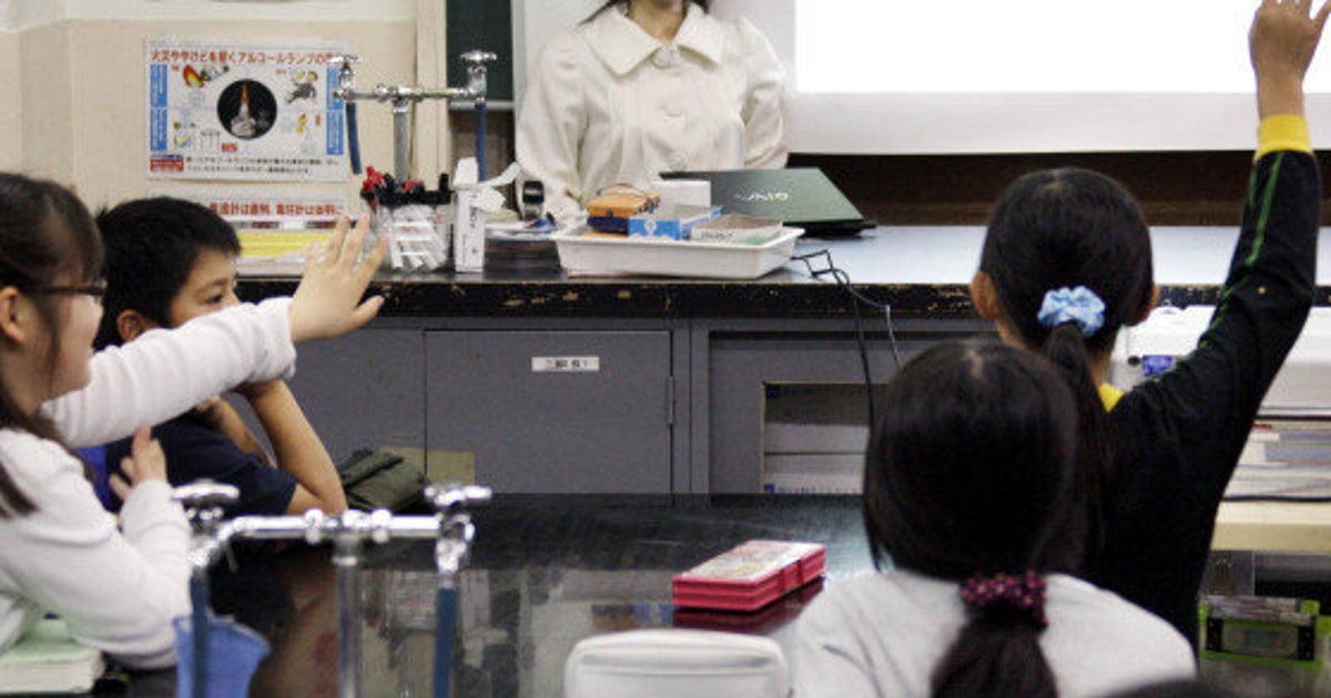 школа будущего с роботами. роботизированный учитель «ева». робот математик для детей. робот учитель английского языка. роботы которые учат детей.