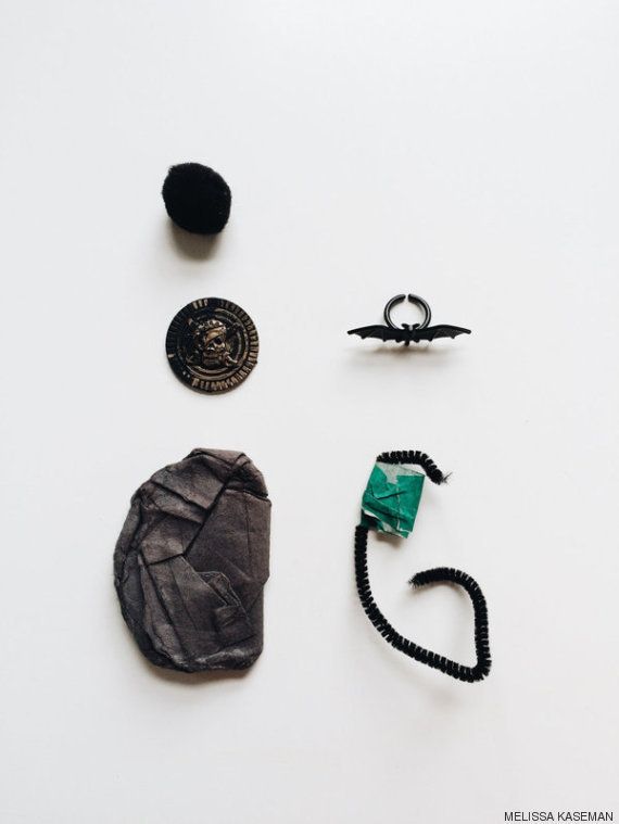 El interior de los bolsillos de un niño en una serie de fotografías