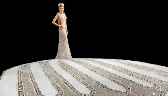 Con este vestido de novia no podrás moverte, pero brillarás seguro