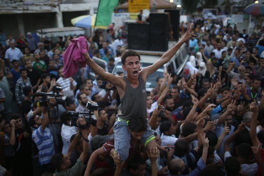 Miles de palestinos celebran el alto el fuego