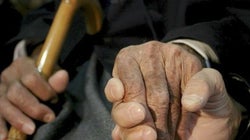 Los buitres sobrevuelan las residencias de