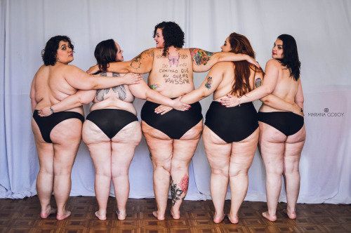 Cinco mujeres 'gordas' en interior para eliminar el estigma de la gordura | El HuffPost Tendencias
