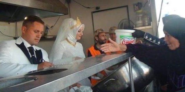Una pareja turca celebra su boda dando de comer a 4.000 refugiados