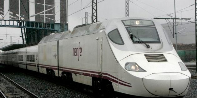 Renfe Baja El Precio Del Billete De Clase Preferente Y Suprime La Bandeja De Comida El Huffpost