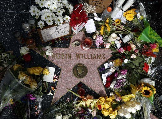 La estrella de Robin Williams en el Paseo de la Fama de Hollywood, rodeada de flores