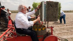 Ecologistas recuerdan la relación de Cañete con empresas