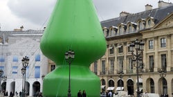 ¿Árbol de Navidad o juguete sexual anal? La nueva escultura que ha revolucionado París