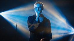 A la izquierda de la