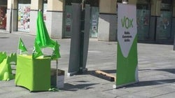 Bromas en Twitter con la foto de una mesa electoral de VOX vacía