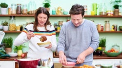 Por qué animar a los padres a cocinar con sus hijos ayuda a las