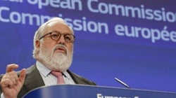 Arias Cañete no convence a casi