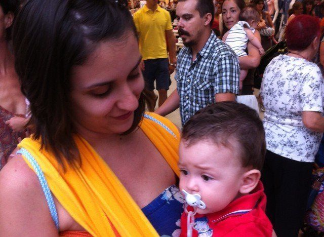 Tetada' las madres defienden el derecho a amamantar en público ante Primark (FOTOS) | El HuffPost Noticias