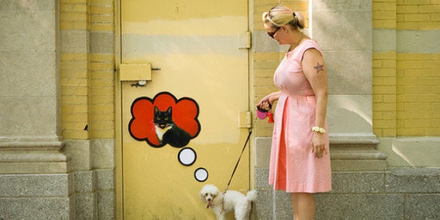 Arte callejero 'interactivo': las pegatinas de Katie Sokoler te siguen los pasos
