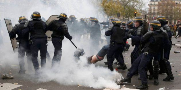 La policía dispersa con gases y cargas una manifestación en el centro de