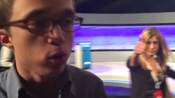 Los gestos de la mujer de Pedro Sánchez mientras entrevistan a