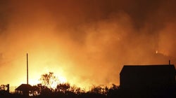 Un incendio intencionado obliga a desalojar a 2.000 personas en la sierra de Madrid