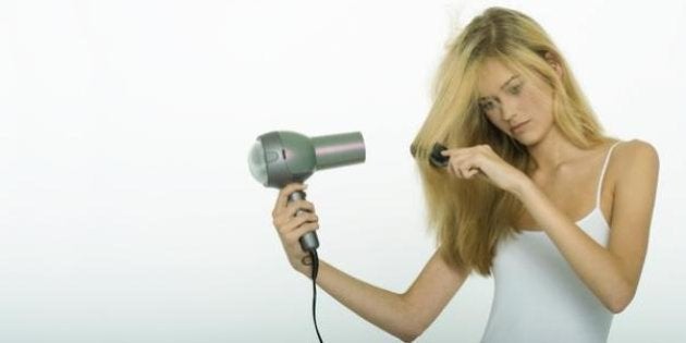 7 errores garrafales que cometes al secarte el pelo (y los trucos para  corregirlos) | El HuffPost Tendencias