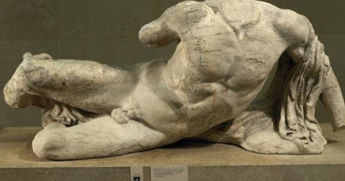erección estatua hombre desnudo