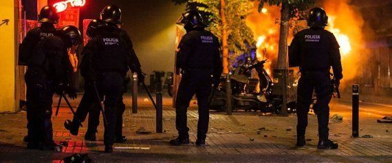 Segunda noche de disturbios en Gràcia por el desalojo del banco