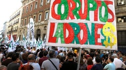 Unos 500 funcionarios protestan contra los recortes frente a la sede de Hacienda en