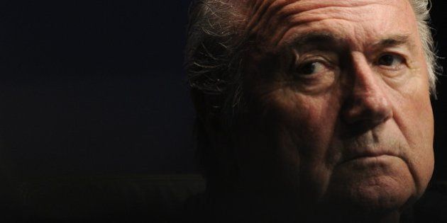 Joseph Blatter dimite como presidente de la FIFA en pleno escándalo y tras ser
