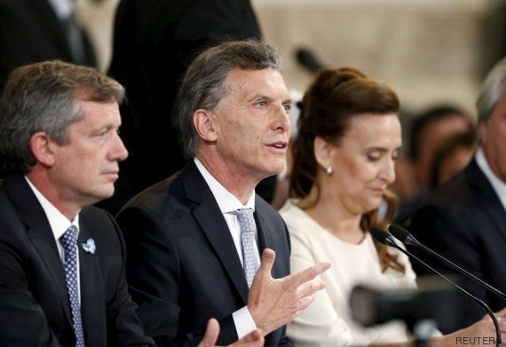 Mauricio Macri jura su cargo como presidente de Argentina con Cristina Fernández