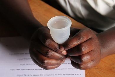 Cómo las copas menstruales están cambiando la vida en África