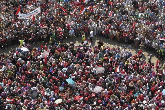 El muro humano que protege de abusos a las mujeres que protestan en Tahrir