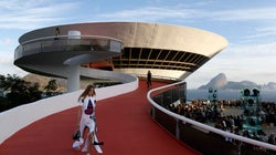 La extraña estrategia de Louis Vuitton en