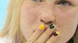 Lo último entre las atletas: pintarse las uñas de uniforme