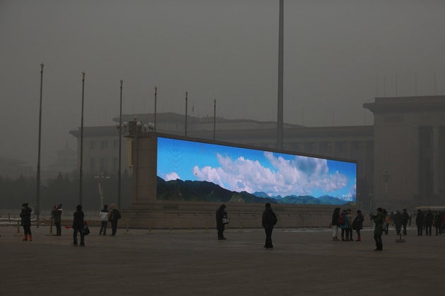 Pantallas Gigantes De Pekin Muestran El Amanecer En Medio De Una Nube De Polucion Fotos El Huffpost