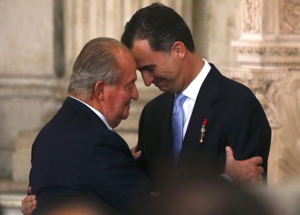 Diez Imágenes De La Firma De La Abdicación Del Rey Juan Carlos El Huffpost Política 6185