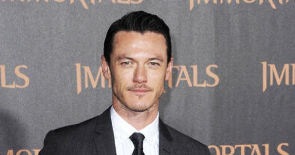 James Bond y Luke Evans. ¿Una extraña pareja? El HuffPost