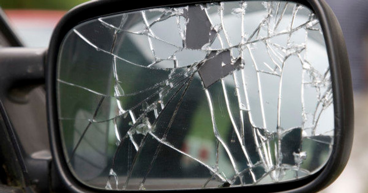 Ремонт зеркал автомобиля. Боковое зеркало автомобиля. Зеркало в машине. Разбитые зеркала.