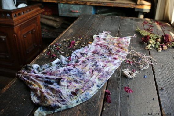 Cuando flores se convierten en ropa: artista las reaprovecha para teñir prendas El HuffPost Tendencias