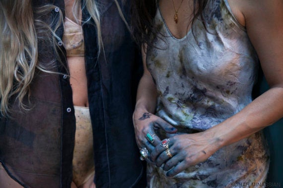 Cuando las flores se convierten en ropa: esta artista las reaprovecha para teñir