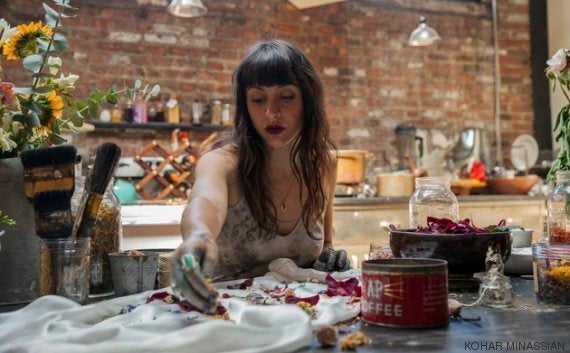 Cuando las flores se convierten en ropa: esta artista las reaprovecha para teñir