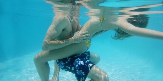 Sexo en el agua: cinco riesgos y problemas por los que NO