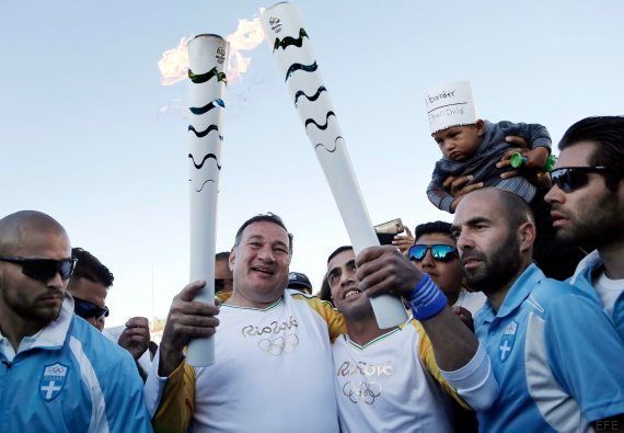 Un refugiado sirio porta la antorcha olímpica en