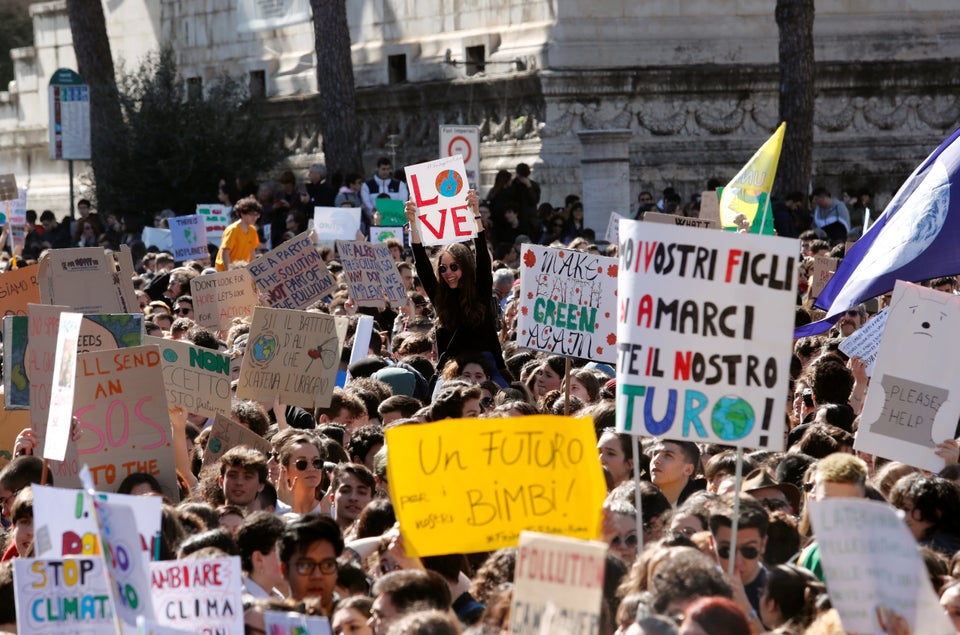 Στιγμιότυπα από την πορεία των μαθητών στην Ιταλία.