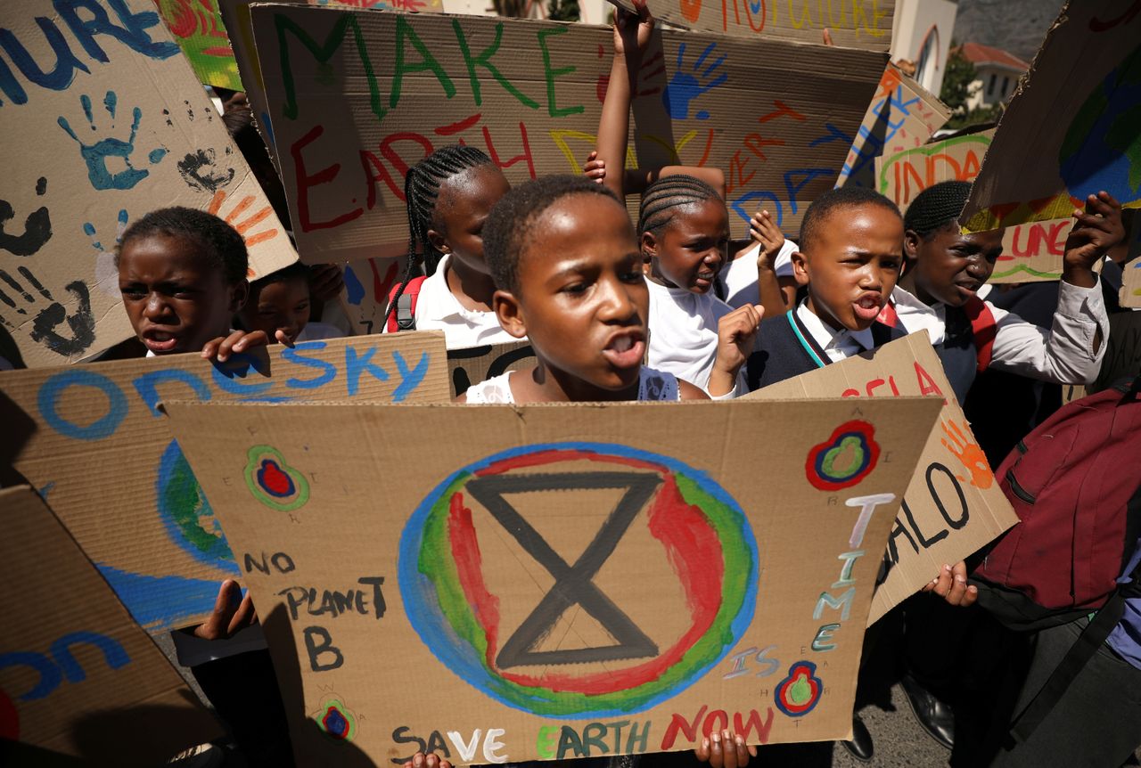 Μαθητές διαδηλώνουν για το κλίμα στη νότια Αφρική.