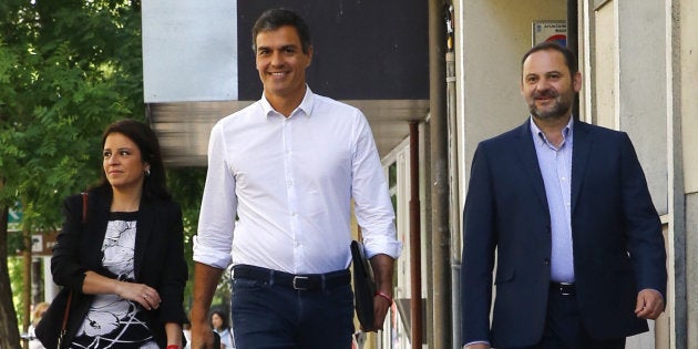 Pedro Sánchez (centro), con los diputados Adriana Lastra y José Luis Ábalos, llegando esta semana a la sede del PSOE en Madrid.